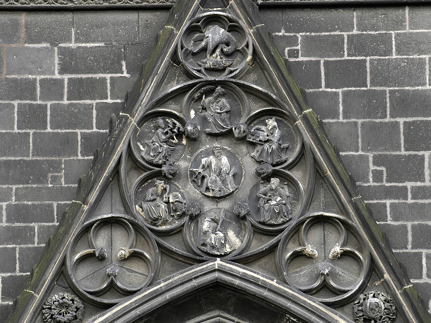 Cathédrale de Clermont, gâble nord, arts libéraux et "Alma Mater"