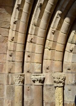 Portail de l'abbaye Saint-Sébastien de Manglieu : détail